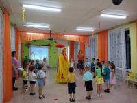 2 средняя группа. Игра с зонтиком.