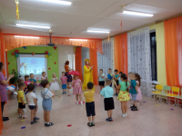 2 средняя группа. Игра с зонтиком.