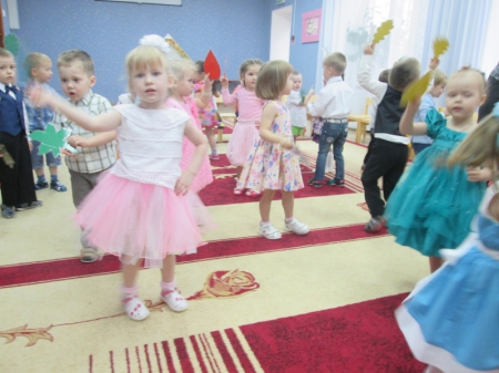 Танец с осенними листьями