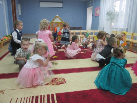 Танец с осенними листьями
