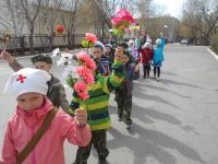 Дети подходят к памятнику