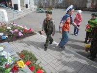Наши мальчишки возлагают цветы.