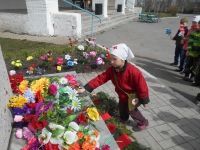 Девочки очень задумчивые подходят к памятнику.