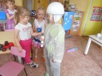 Дети общались с космонавтом, задавали вопросы и фотографировали на память.