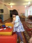 Готовит ребенку поесть