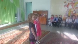 Лиза и Яна поют песенку