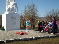 У памятника