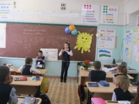 Рассказывет сказку