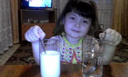 Аделина изучает свойства воды.