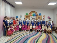 Мамы порадовали своих деток задорным хороводным танцем