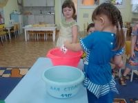 Переливаю водичку кружечкой.