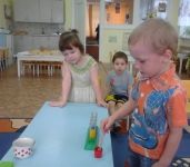 окрашиваем воду.