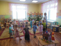 Я - маленькая мышка, я вовсе не трусишка! Становитесь в хоровод: все вы - мышки, Вова - кот!