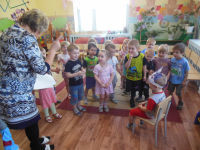 Мыши водят хоровод, на лежанке дремлет кот. Тише, мыши, Не шумите, и кота не разбудите.