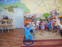Вот лягушки по дорожке скачут, вытянувши ножки.
