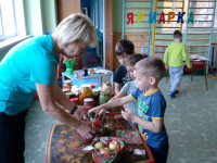 Цель: включение родителей в педагогический процесс в качестве равноправных участников образовательных отношений.  Ежегодно в нашем детском саду проходит благотворительная ярмарка, на которой представлены работы детей и родителей, педагогов нашего детского сада.  Благодаря родителям ассортименту наших товаров на ярмарке могли позавидовать многие магазины – разнообразная домашняя выпечка, сувениры, игрушки: