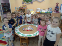 За старания- наших родителей  мы частенько удивляем, совместно с праздниками их поздравляем