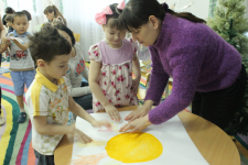Каждая семья наклеивает свои лучики к общему солнцу