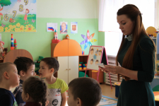 Дети описывали своё весеннее настроение с помощью мимики и картинок