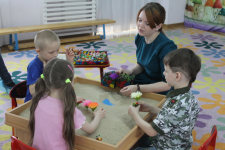 Никита, Женя и Дима с энтузиазмом принялись за  постройку