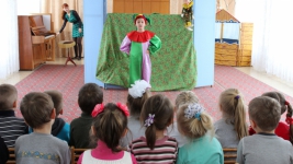 Наш скоморох - Никита перед младшей группой