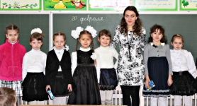 Поздравления девчонок 1-А класса