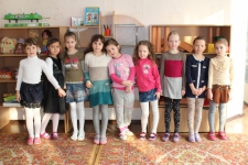 Девочки готовы слушать поздравления от мальчиков)