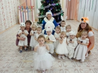 Новый год, сказку детям принесет