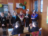 Девочки волнуются, подсматривают тексты частушек.