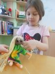 Соня заплетает косы кукле, которую сделала сама из бигуди