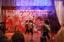 мушкетеры танцуют для мам