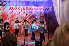 мушкетеры танцуют для мам