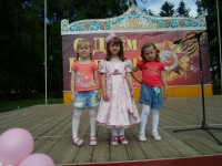 День защиты детей 2013г Ацапкина Анна ,Салеева Анна, Юрченкова Светлана