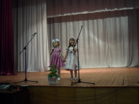 КДЦ"Современник"   Ацапкина Анна и Юрченкова Света  исполняют песню "Подружки"